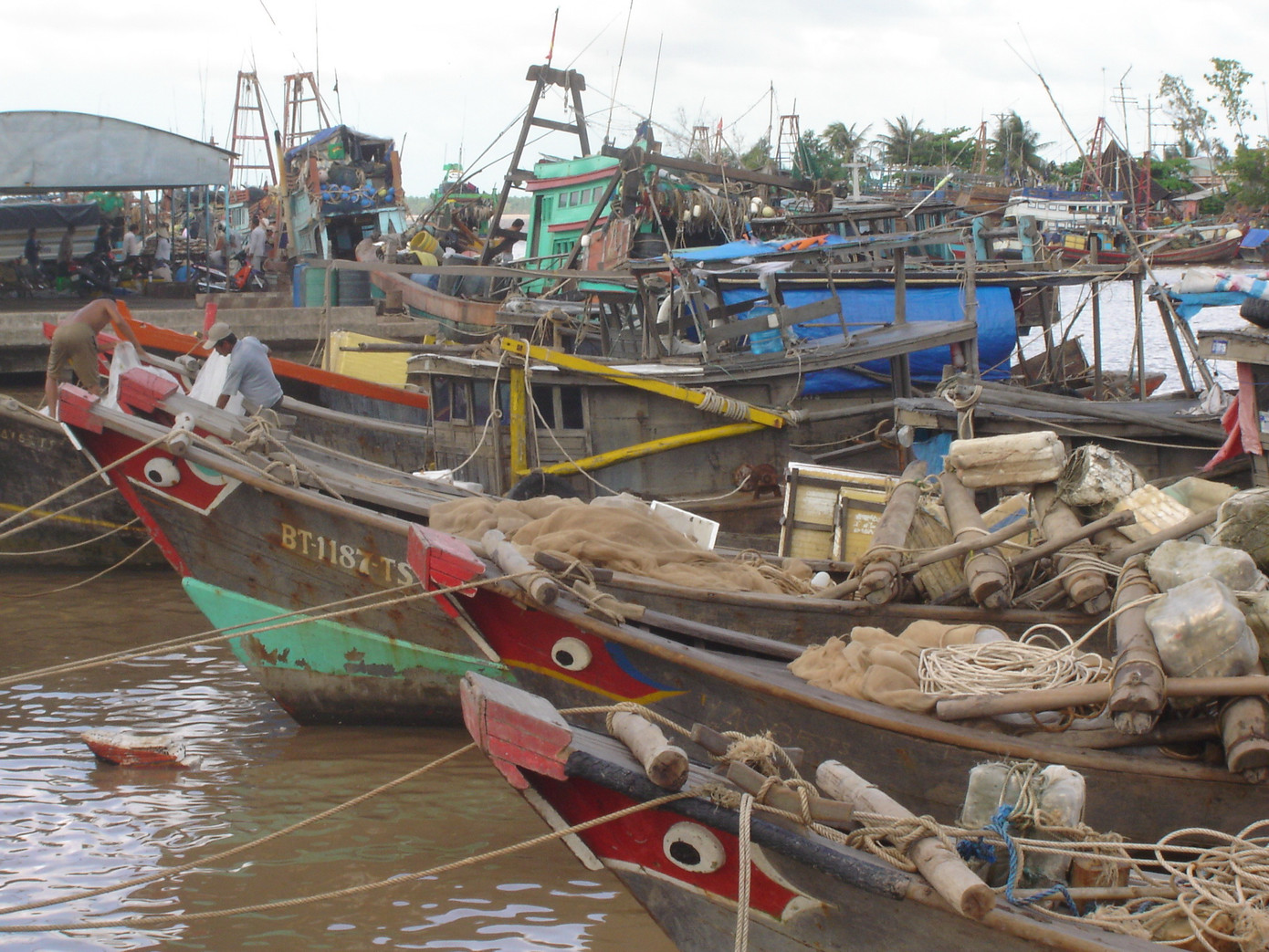 Tàu khai thác biển ở bến Định An