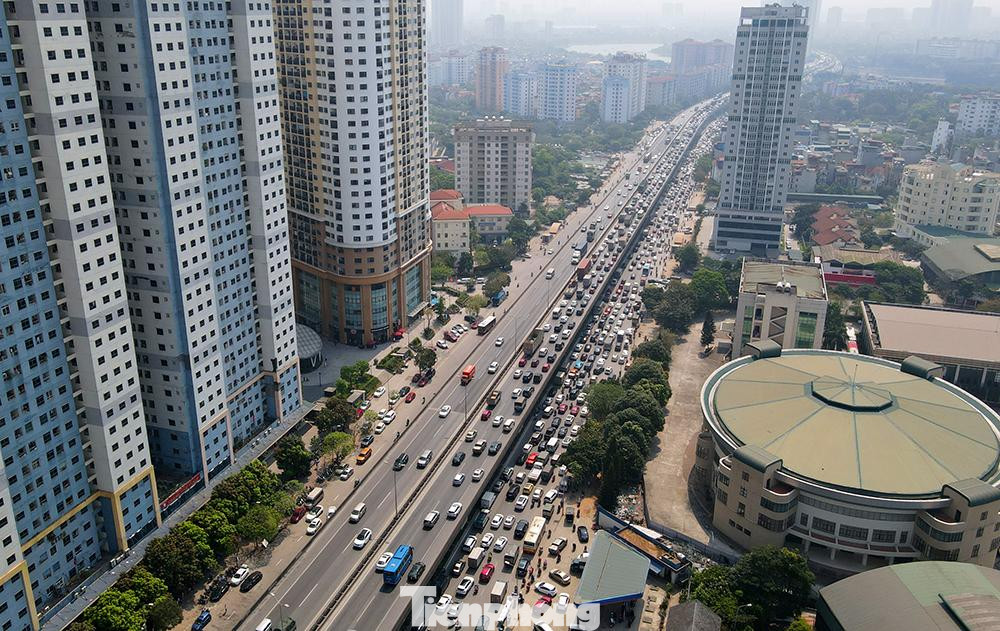 Dòng ô tô, xe máy "chôn chân" xếp hàng dài trên đường vành đai 3 trên cao và ở dưới đường Nghiêm Xuân Yêm