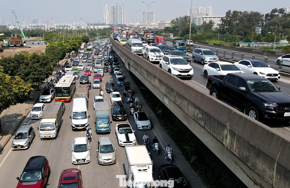 Có nhiều thời điểm phương tiện đứng im cả chục phút đồng hồ không di chuyển