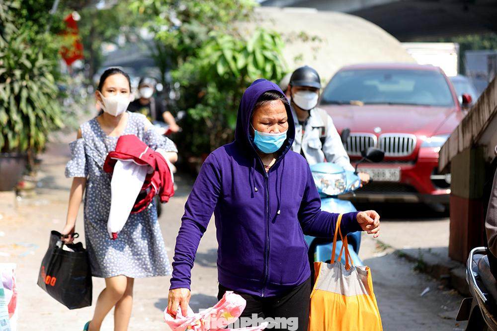 Người dân tranh thủ về quê sáng nay
