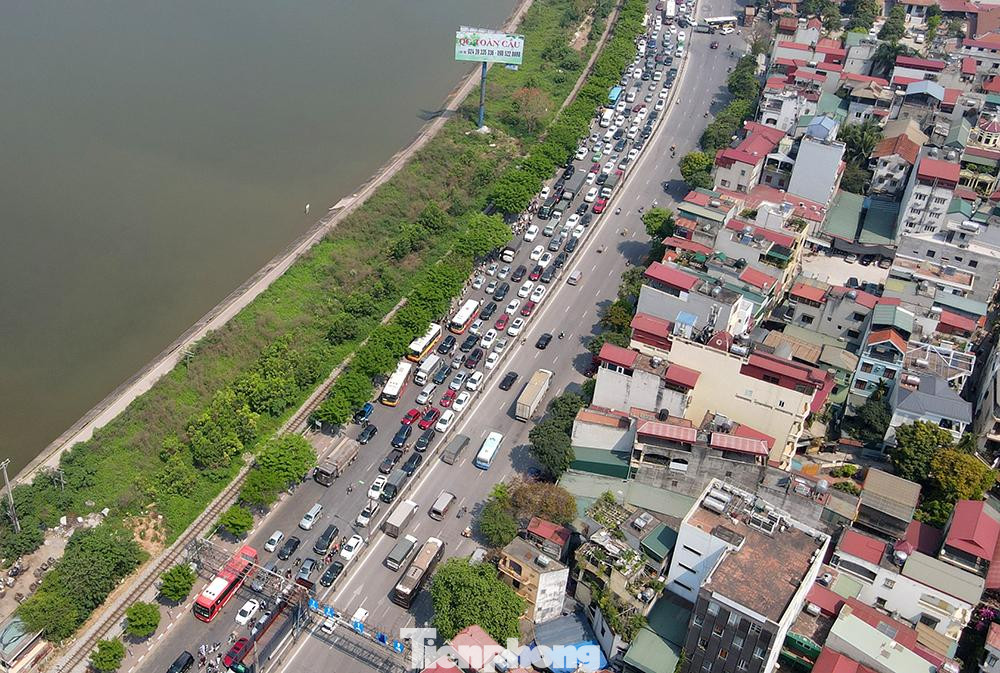 Lượng xe hàng 4, hàng 5 trên đường Giải Phóng hướng đi về Pháp Vân lúc 11 giờ 30 trưa nay