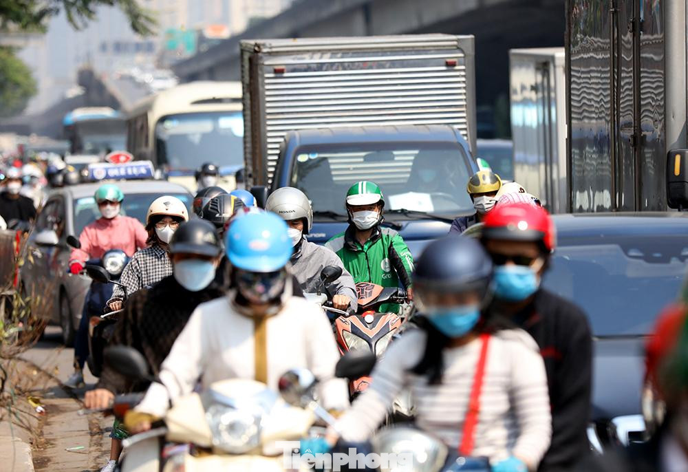 Phía dưới đường không một khoảng trống