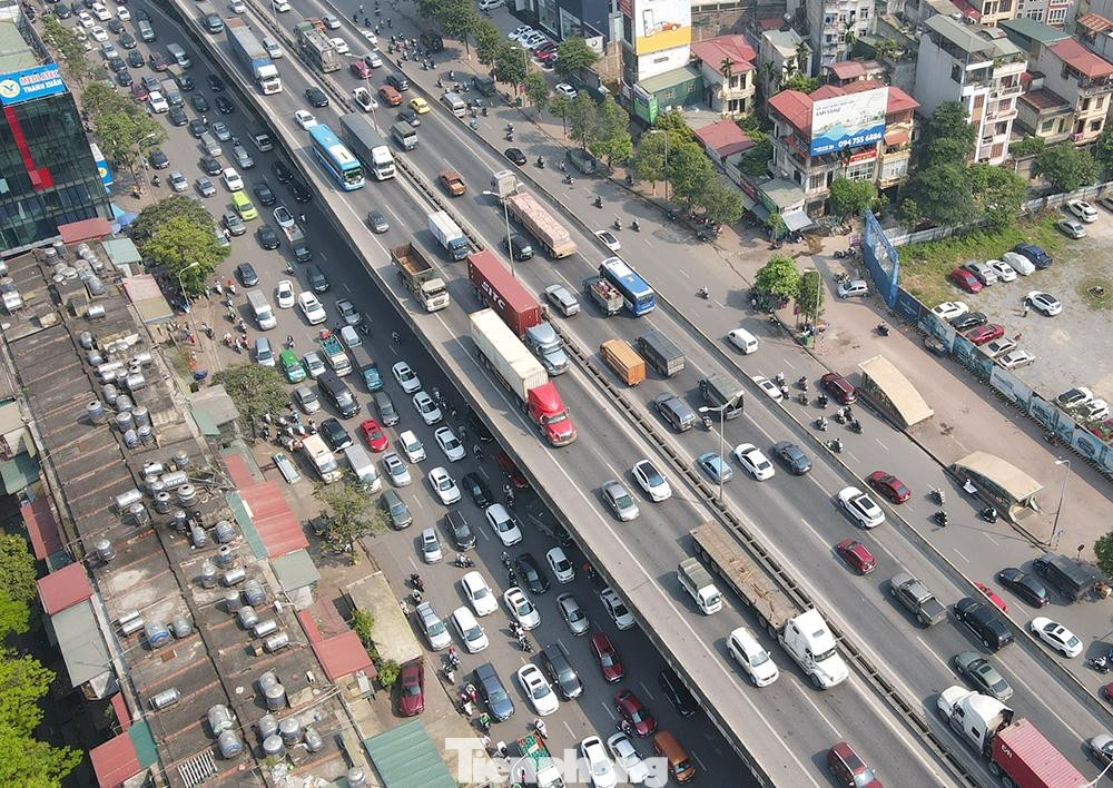 Cả đường vành đai 3 trên cao và dưới đường Khuất Duy Tiến