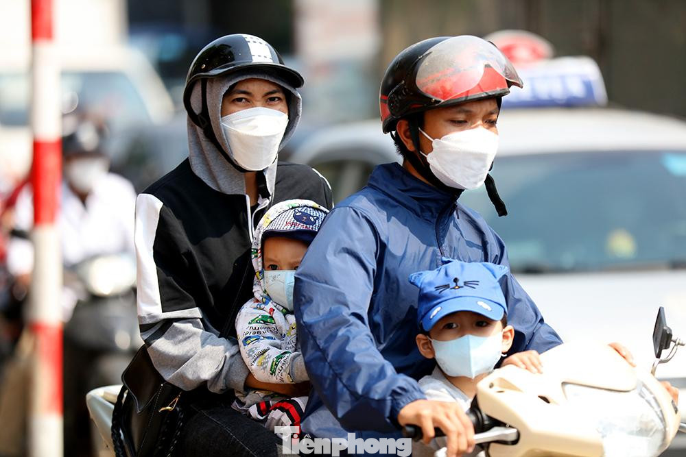 Gia đình đưa con cái về quê bằng xe máy ngày nghỉ cuối tuần