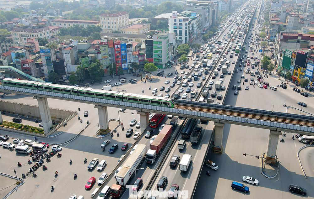 10 giờ sáng 9/4 các phương tiện xe tải, xe khách, xe buýt, xe ôtô con lẫn xe máy đều trong tình trạng ùn tắc khá dài