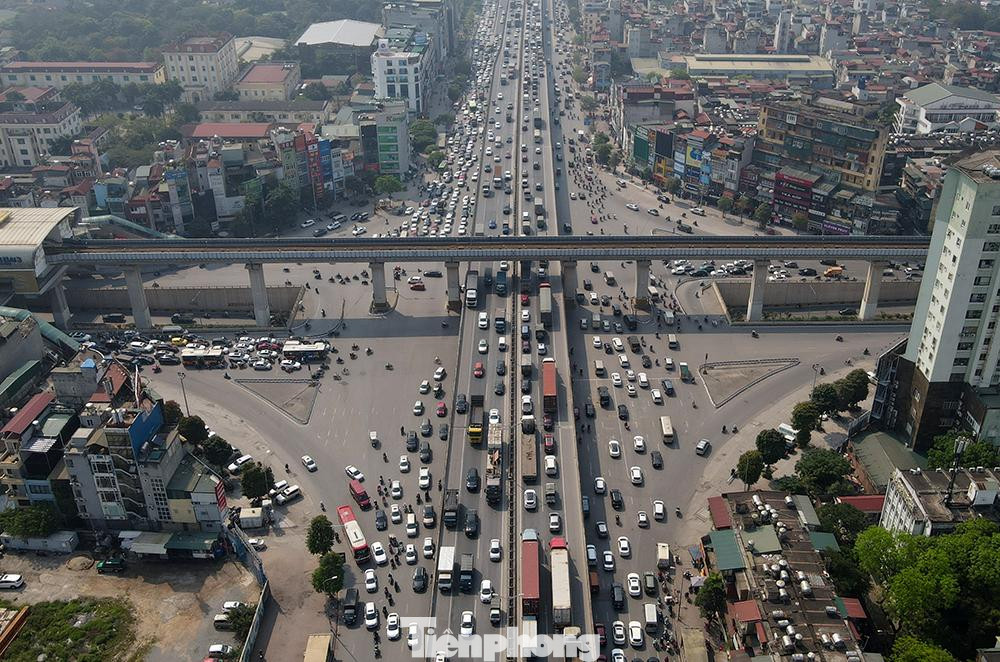 Hàng dài xe tải nhích từng chút một từ ngã tư Khuất Duy Tiến-Nguyễn Trãi tới Linh Đàm đi bến xe nước Ngầm