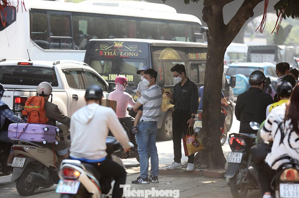 Có nhiều gia đình đợi xe trên đường về quê nhưng lượng xe ùn tắc dài rất khó khăn để bắt xe