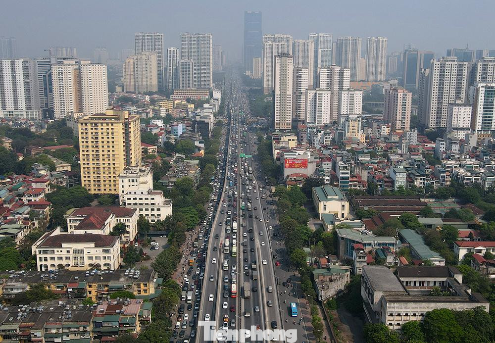 Một số tuyến đường cửa ngõ Hà Nội như Giải Phóng, Pháp Vân, Vành đai 3... lượng xe tăng đột biến. Người dân ùn ùn rời thành phố, bắt đầu kỳ nghỉ lễ Giỗ tổ Hùng Vương.