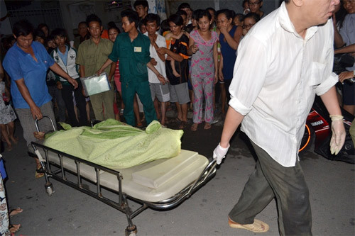 Thi thể nạn nhân Nguyễn Văn Tâm được đưa đi