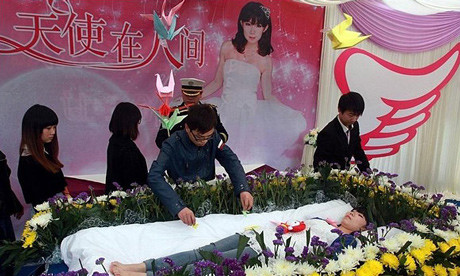 Zeng Jia muốn được trải nghiệm về cái chết để thêm yêu cuộc sống. 