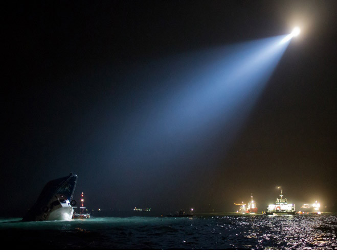 Đội cứu hộ đang tìm kiếm nạn nhân của vụ đắm tàu kinh hoàng ở Hong Kong làm 25 người thiệt mạng