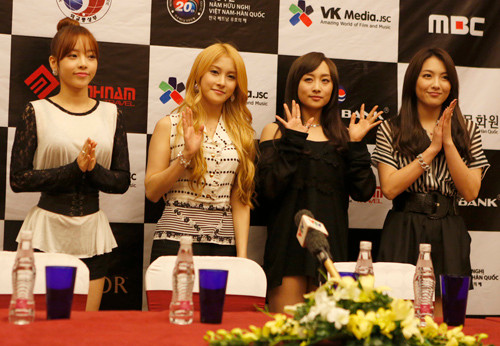 Các cô gái của nhóm Kara tới Việt Nam chỉ với 4 thành viên và thiếu vắng Seung Yeon, vì bận việc cá nhân. 