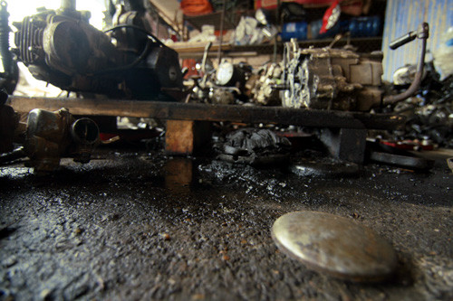 Dầu máy chảy tràn lan trên sàn nhà