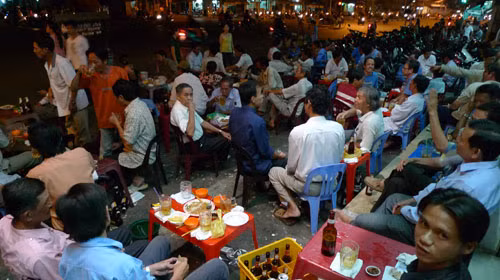 Bia nhậu la liệt, tràn cả ra vỉa hè trên đường Bình Tiên, Q.6, TP.HCM. Ảnh: N.C.T.. Bia nhậu la liệt, tràn cả ra vỉa hè trên đường Bình Tiên, Q.6, TP.HCM. Ảnh: N.C.T.
