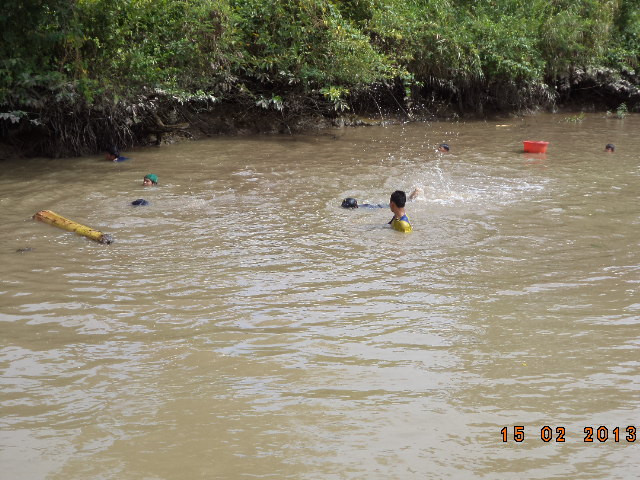 Vừa mò cá vừa đùa giỡn