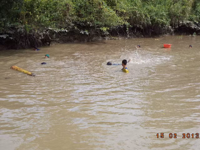 Vừa mò cá vừa đùa giỡn