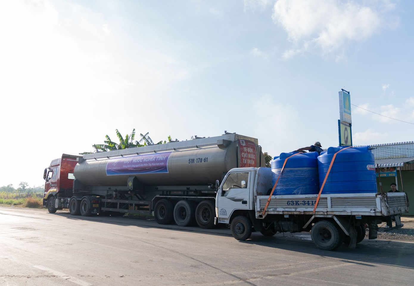 Những xe bồn chứa nước sạch của Viện thẩm mỹ DIVA đã giúp người dân Long An và Tiền Giang giải khát kịp thời trong những ngày hạn mặn