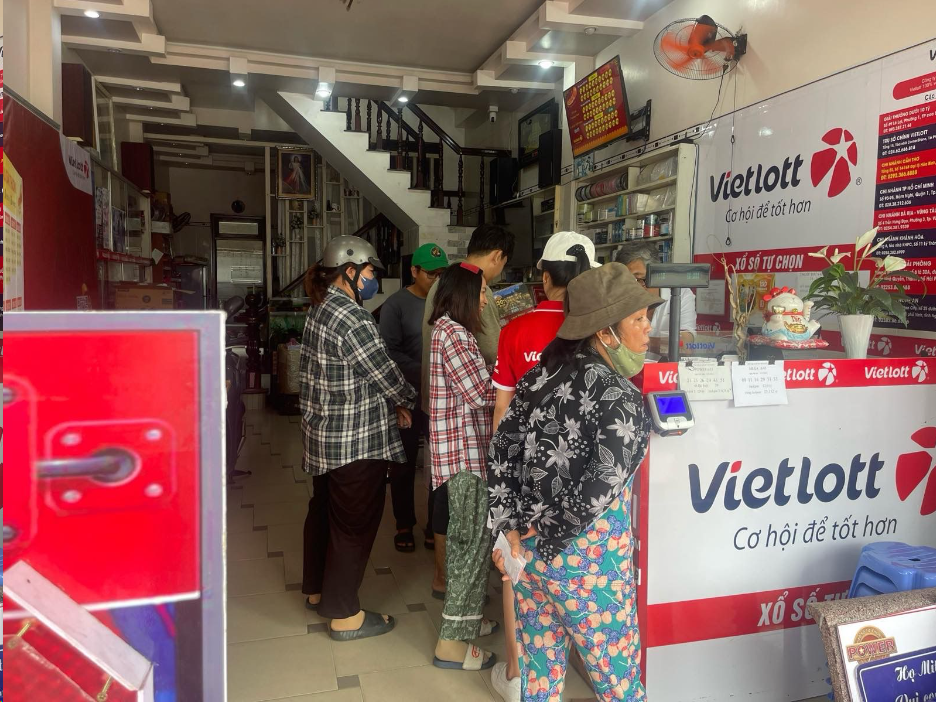 Người chơi xếp hàng mua vé săn Jackpot gần 318 tỷ đồng