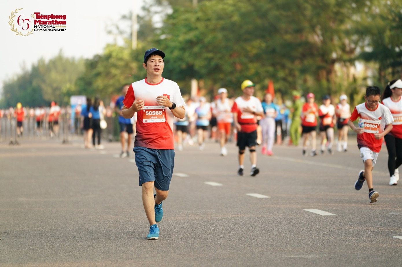 Cháu Hoàng Anh mang bib số 50004 đang bứt tốc về đích.