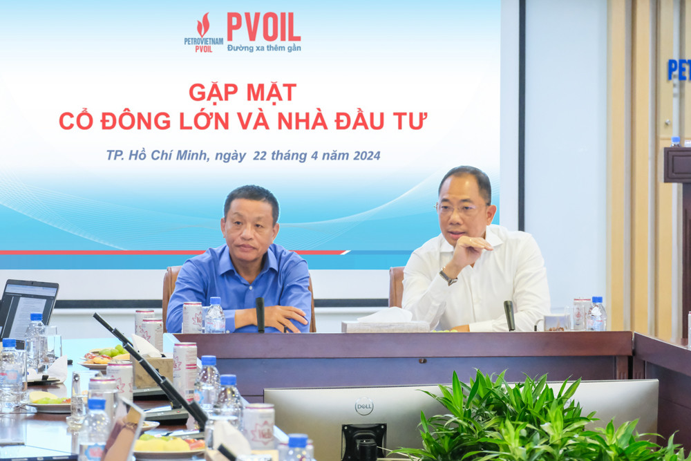 Ông Cao Hoài Dương – Chủ tịch HĐQT (bên phải) và ông Đoàn Văn Nhuộm – Tổng Giám đốc PVOIL (bên trái) giải đáp các nội dung cổ đông, nhà đầu tư quan tâm Ông Cao Hoài Dương – Chủ tịch HĐQT (bên phải) và ông Đoàn Văn Nhuộm – Tổng Giám đốc PVOIL (bên trái) giải đáp các nội dung cổ đông, nhà đầu tư quan tâm