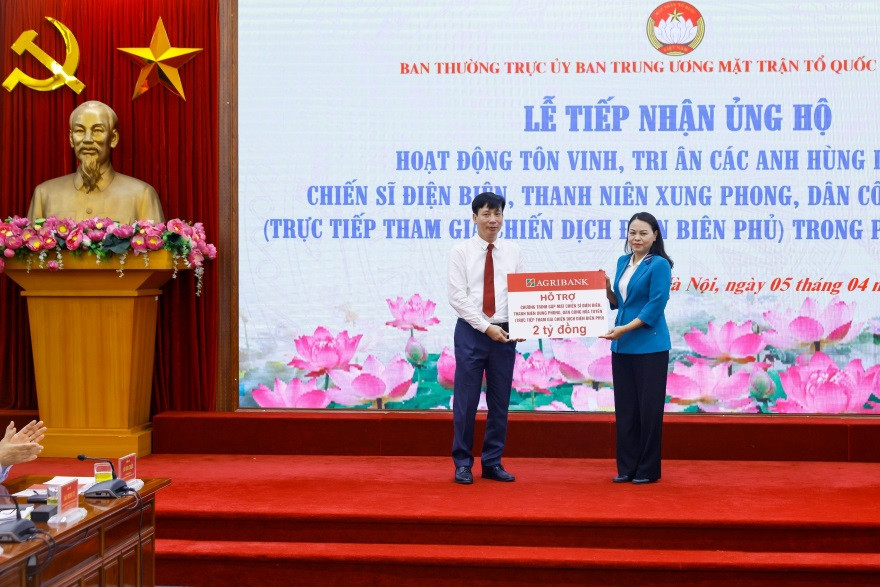 Ông Phạm Đức Tuấn, Thành viên Hội đồng thành viên, Chủ tịch công đoàn Agribank trao biểu trưng hỗ trợ Ông Phạm Đức Tuấn, Thành viên Hội đồng thành viên, Chủ tịch công đoàn Agribank trao biểu trưng hỗ trợ