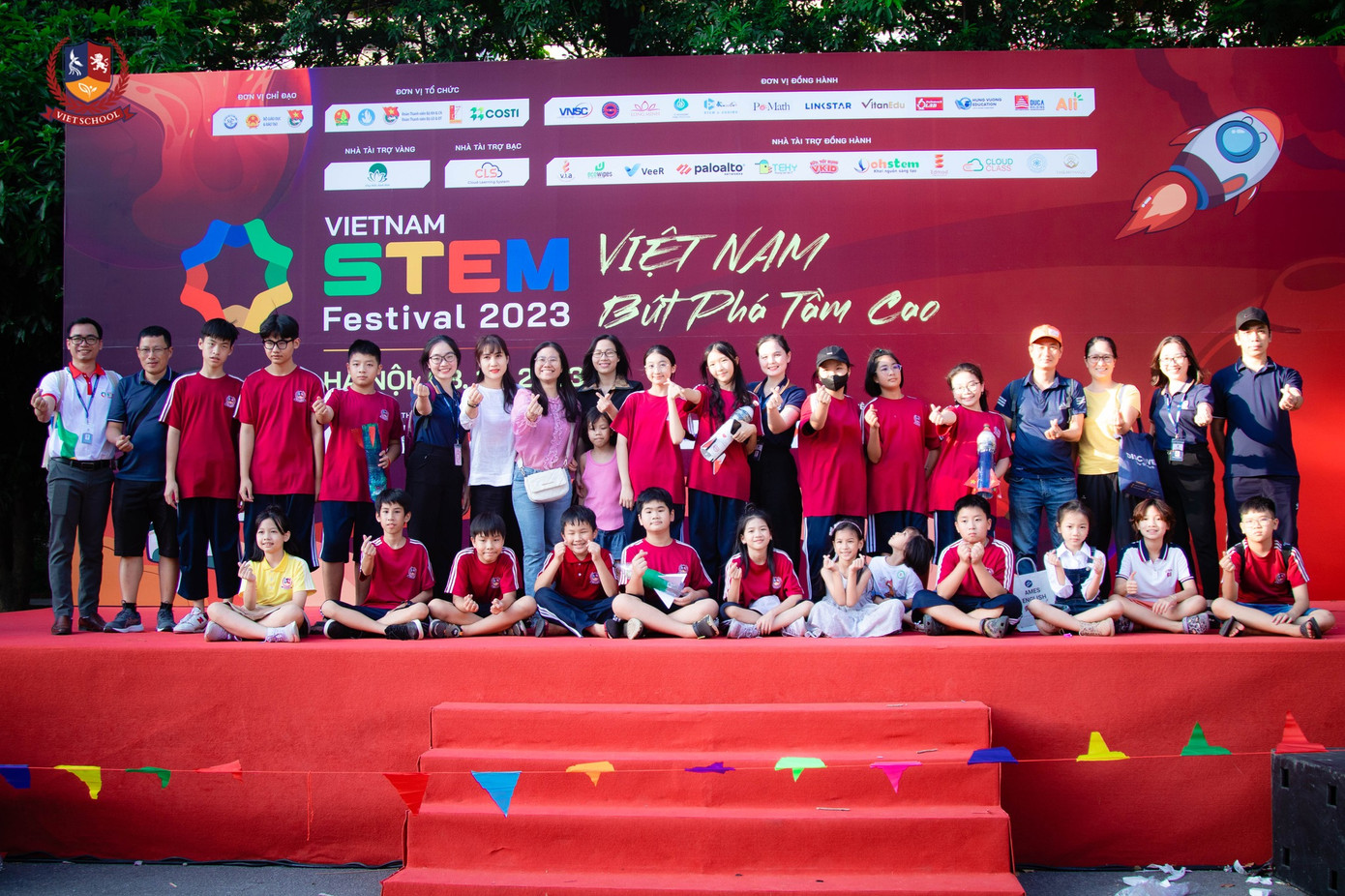 Thầy và trò Vietschool tham gia tổ chức Ngày hội STEM Quốc gia 2023.