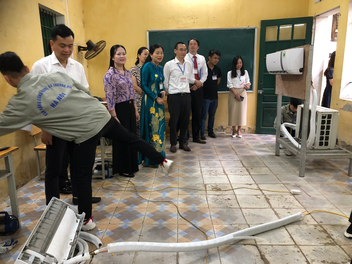 Các đồng chí lãnh đạo kiểm tra các học viên thi nghề Kỹ thuật máy lạnh và điều hòa không khí.