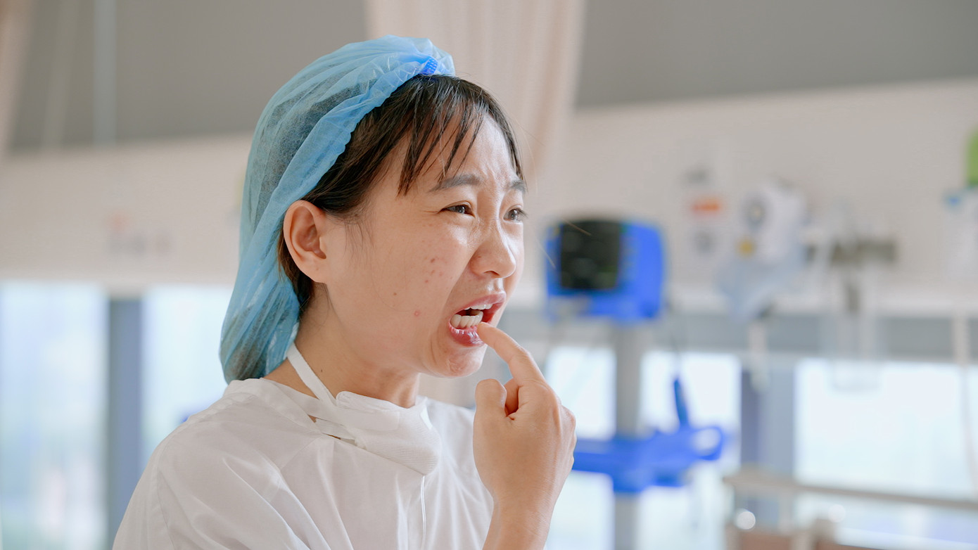 'Bệnh nhân Lù Thị Nghiễn, chuẩn đoán dính khớp thái dương hàm, không thể há miệng to quá 1cm" 'Bệnh nhân Lù Thị Nghiễn, chuẩn đoán dính khớp thái dương hàm, không thể há miệng to quá 1cm"