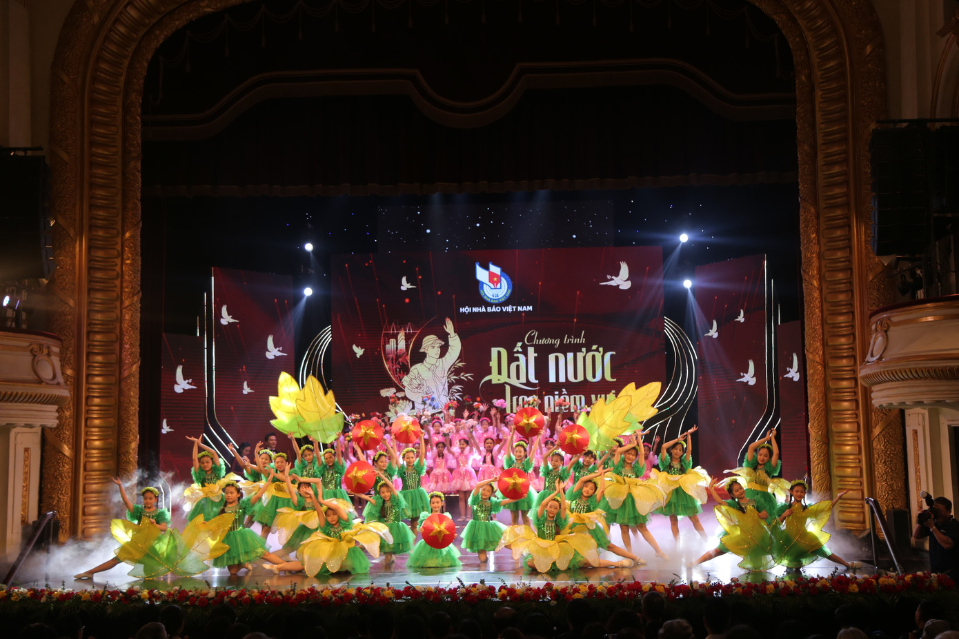 Tiết mục “Hoa xuân đất nước”mở màn trong đêm nghệ thuật Tiết mục “Hoa xuân đất nước”mở màn trong đêm nghệ thuật