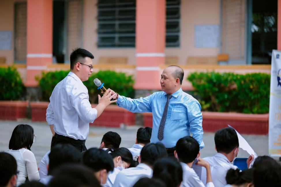 TS Mai Đức Toàn trong chương trình”Để trở thành công dân số” tại trường THPT Cần Giuộc (Long An). Ảnh: Xuân Trường