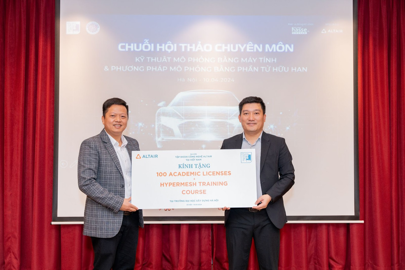 Đại diện Tập đoàn Altair Engineering tại Việt Nam trao tặng quà cho Trường Đại học Xây dựng Hà Nội