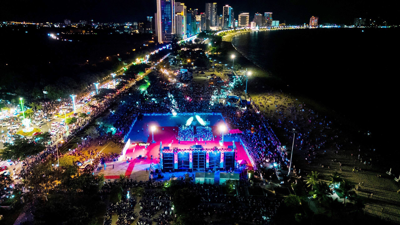 Người hâm mộ đã kéo đến đông nghìn nghịt khiến không khí buổi khai trương Mailisa Nha Trang càng trở nên nhộn nhịp Người hâm mộ đã kéo đến đông nghìn nghịt khiến không khí buổi khai trương Mailisa Nha Trang càng trở nên nhộn nhịp