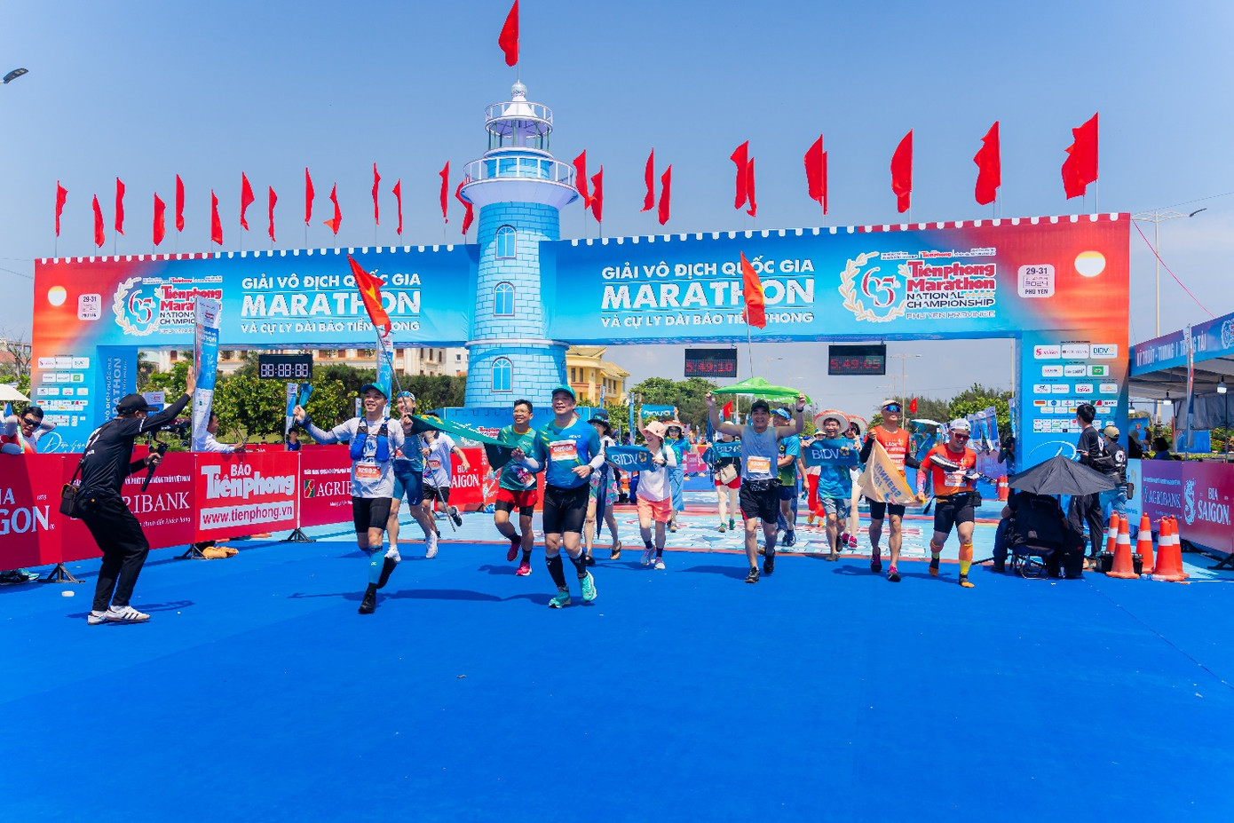 Các VĐV BIDV rực rỡ về đích Tiền Phong Marathon 2024 Các VĐV BIDV rực rỡ về đích Tiền Phong Marathon 2024