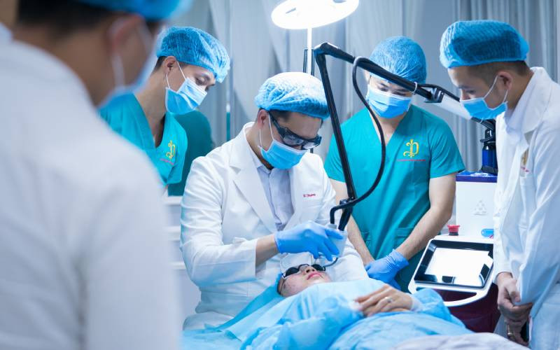 Học viên DIVA Academy được tiếp cận với khoa học hiện đại, dưới sự hướng dẫn của các giảng viên hàng đầu trong lĩnh vực làm đẹp