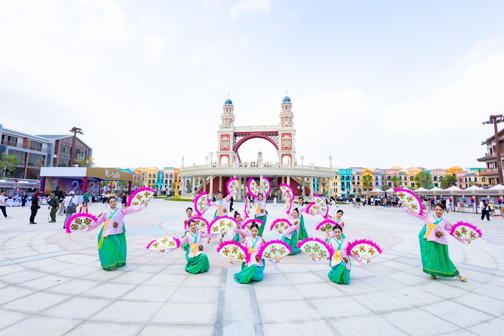 Các lễ hội, sự kiện mang đậm sắc màu văn hóa xứ sở kim chi sẽ được tổ chức xuyên suốt trong năm tại K-Town, mang tới trải nghiệm bất tận cho du khách