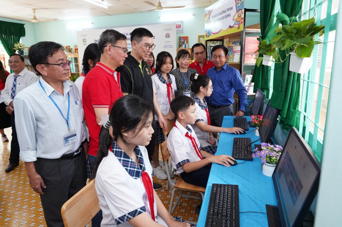 Các em học sinh trải nghiệm máy tính được trao tặng từ chương trình