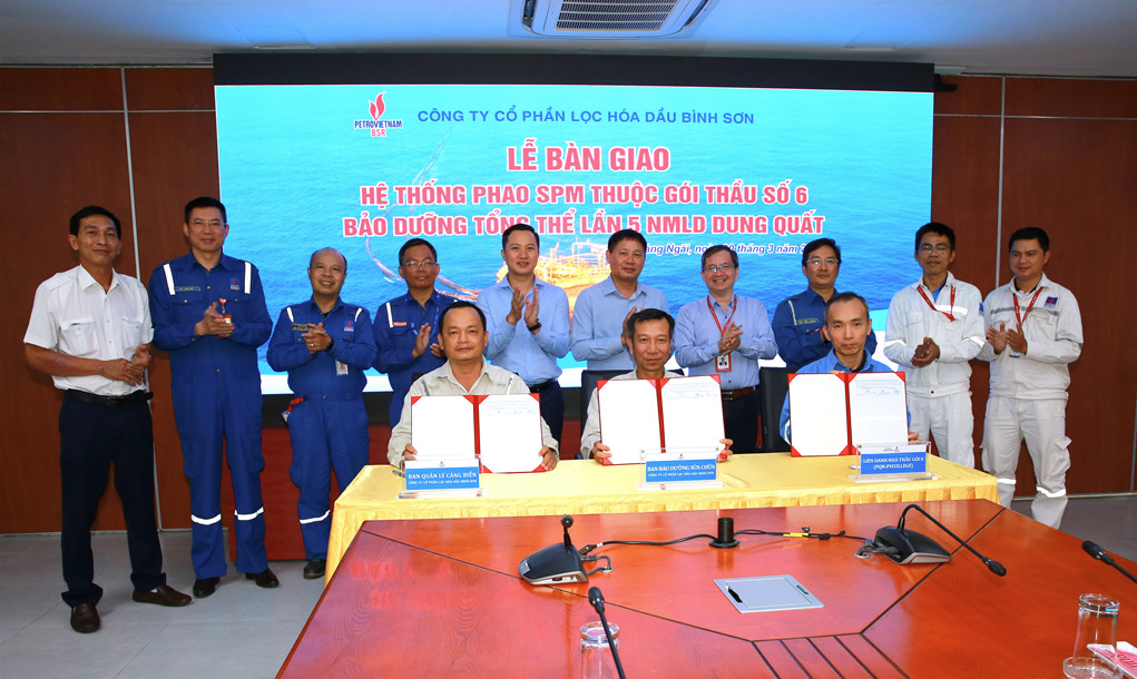 Đại diện BSR và liên danh các nhà thầu thực hiện nghi thức ký kết, bàn giao Phao SPM sau khi hoàn thành công tác bảo dưỡng