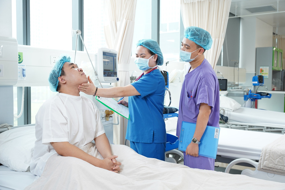 Ekip bác sĩ gây mê thăm khám và đánh giá đường thở cho bệnh nhân trước mỗi ca phẫu thuật. Ekip bác sĩ gây mê thăm khám và đánh giá đường thở cho bệnh nhân trước mỗi ca phẫu thuật.