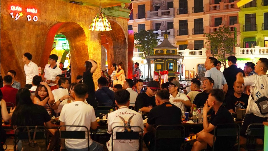 Quán nhậu Tự Do là điểm hẹn hò được nhiều cặp đôi yêu thích Quán nhậu Tự Do là điểm hẹn hò được nhiều cặp đôi yêu thích