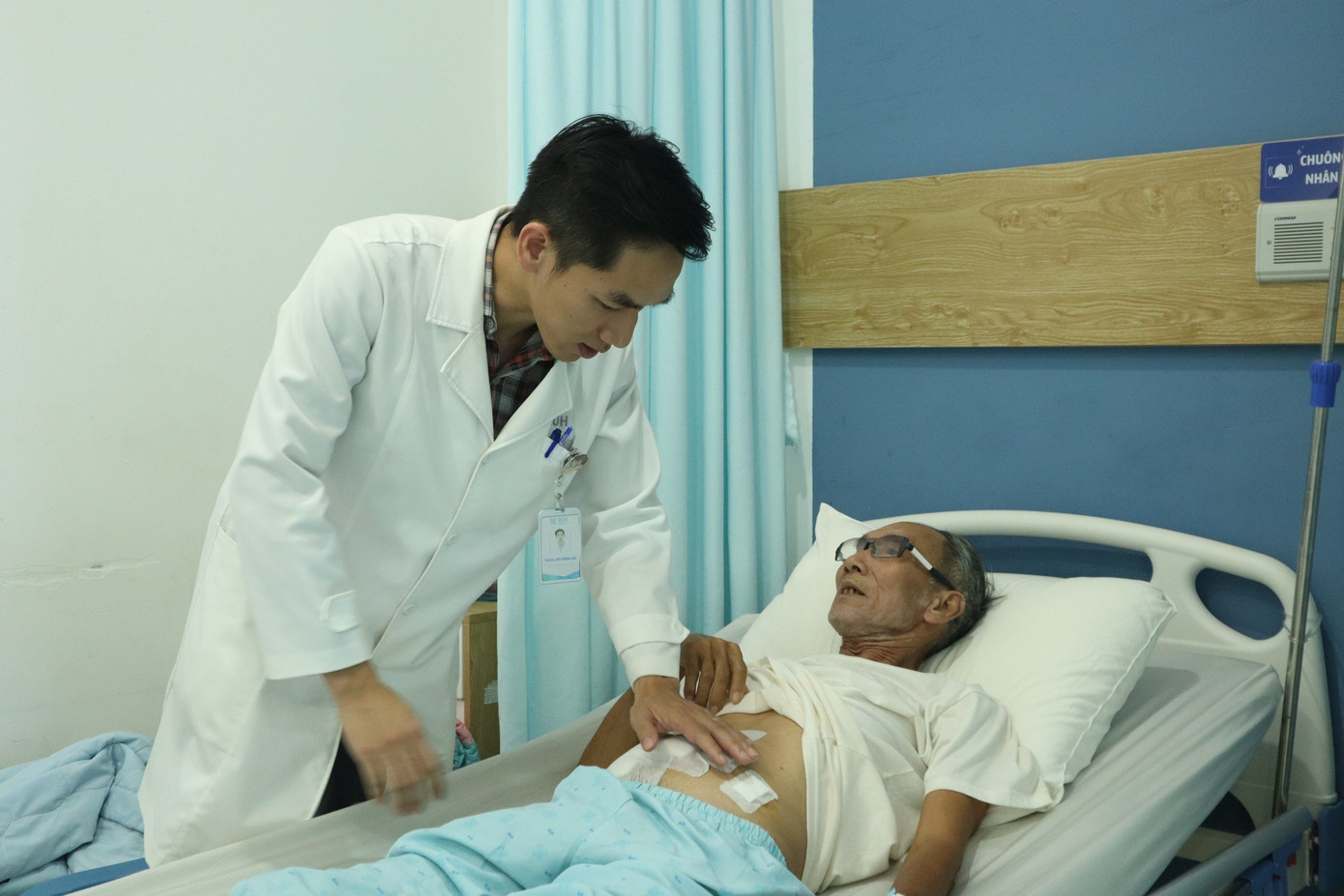 Các bác sĩ Khoa Ngoại Bệnh viện Đại học Y Dược Buôn Ma Thuột thăm khám bệnh nhân sau phẫu thuật