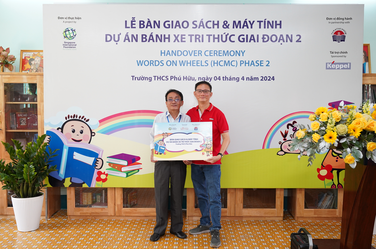 Ông Joseph Low (phải), Chủ tịch, Khối Bất động sản, Keppel Việt Nam và Ông Nguyễn Văn Tốt, Hiệu trưởng trường THCS Phú Hữu tại chương trình.