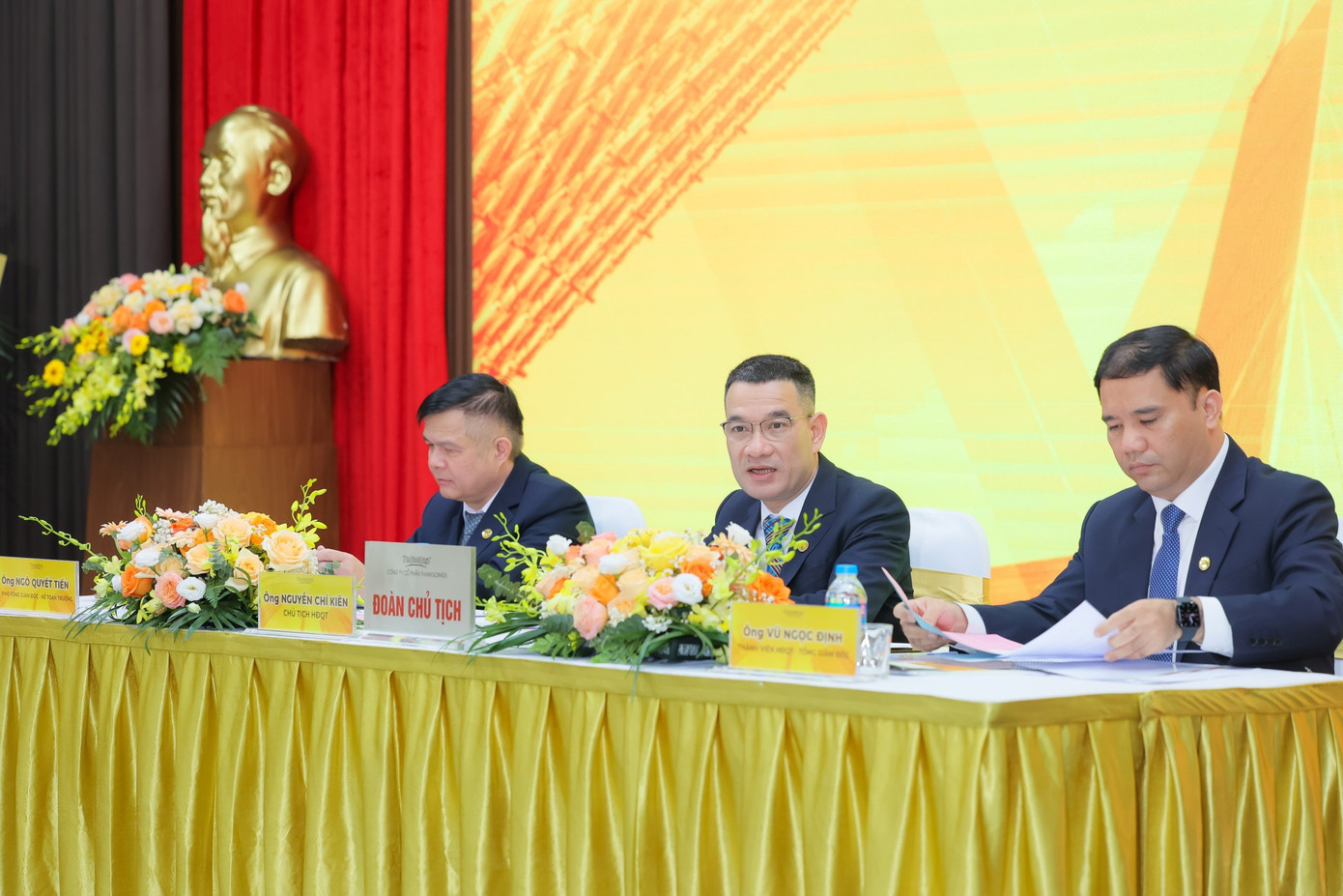 Đoàn Chủ tịch trả lời các câu hỏi từ cổ đông