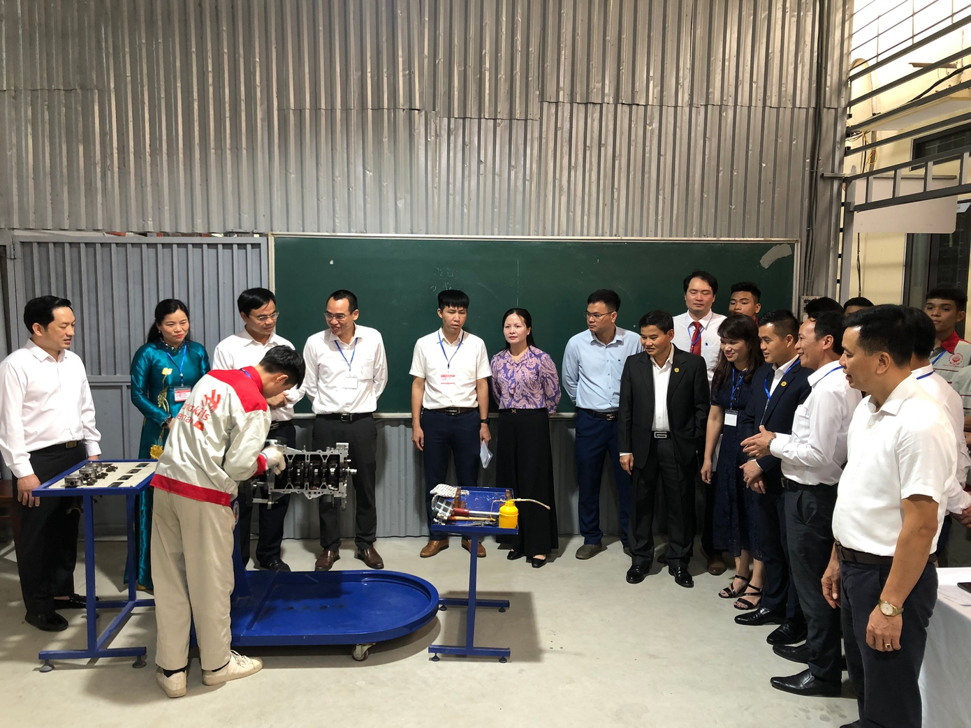 Các đồng chí lãnh đạo kiểm tra các học viên thi nghề Công nghệ sửa chữa ôtô