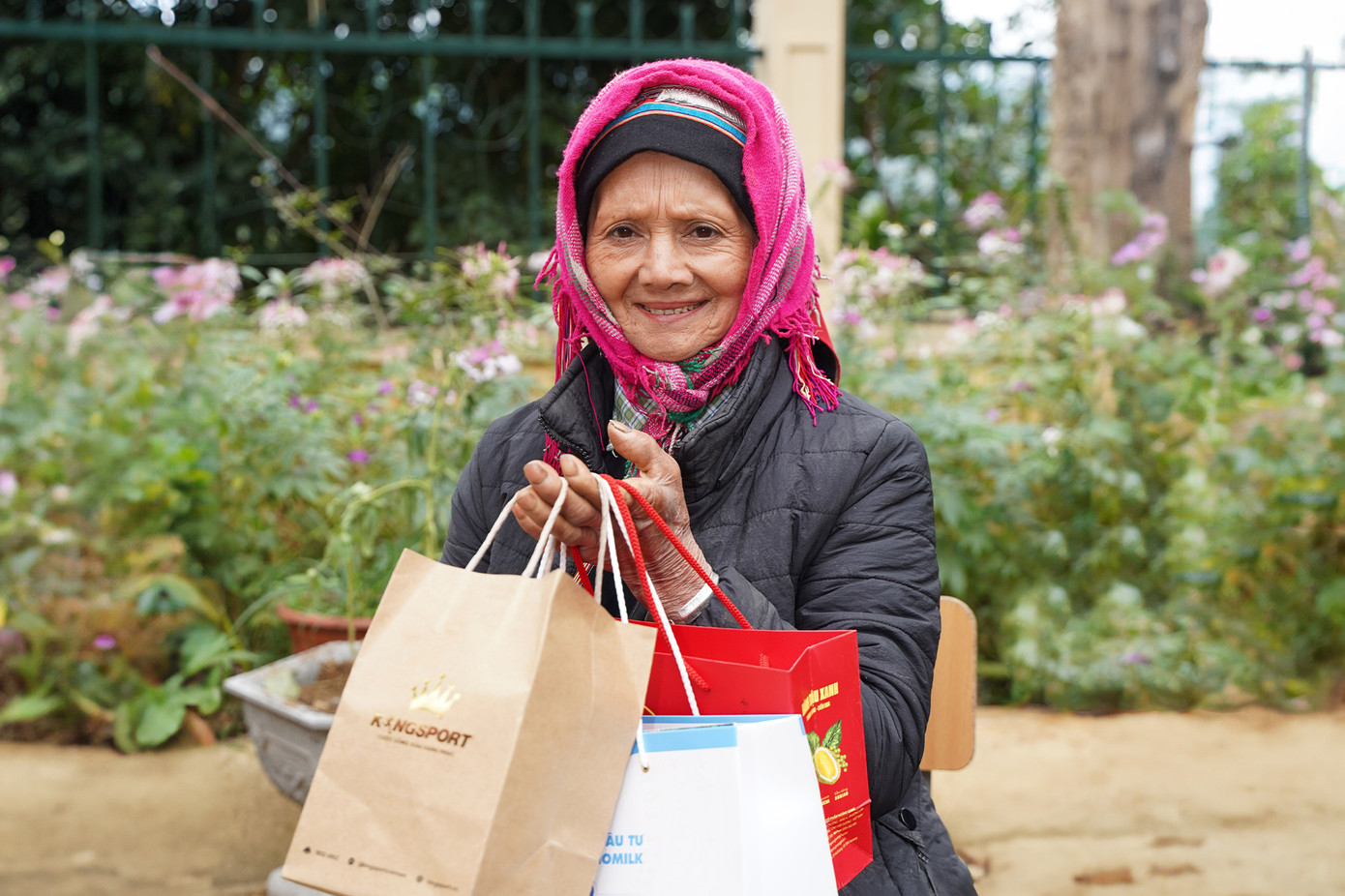 Dự án Hành trình Hạnh phúc gửi trao máy đo huyết áp đến người cao tuổi toàn quốc (Ảnh KingSport)