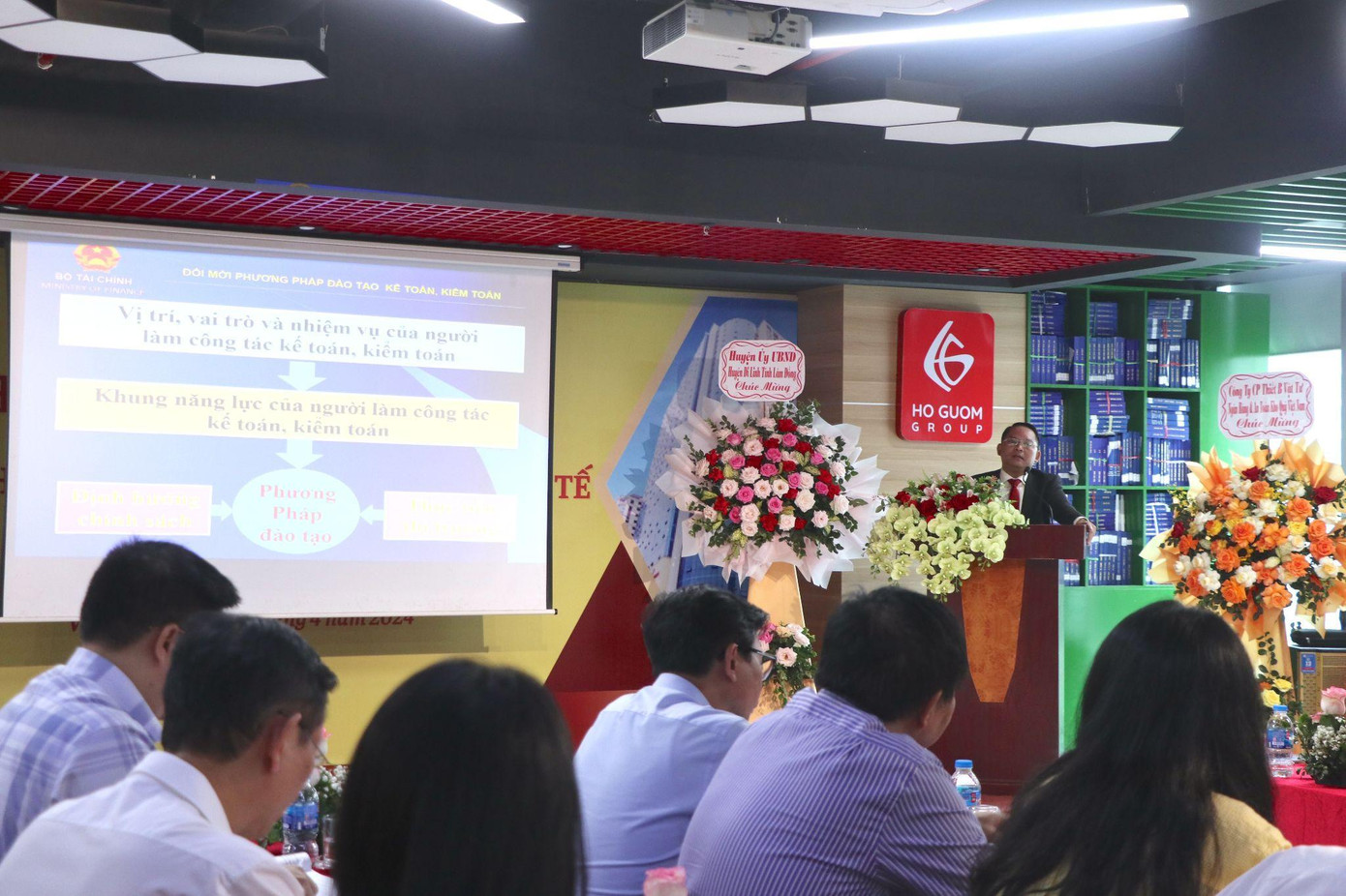 Các chuyên gia trình bày tham luận tại hội thảo.