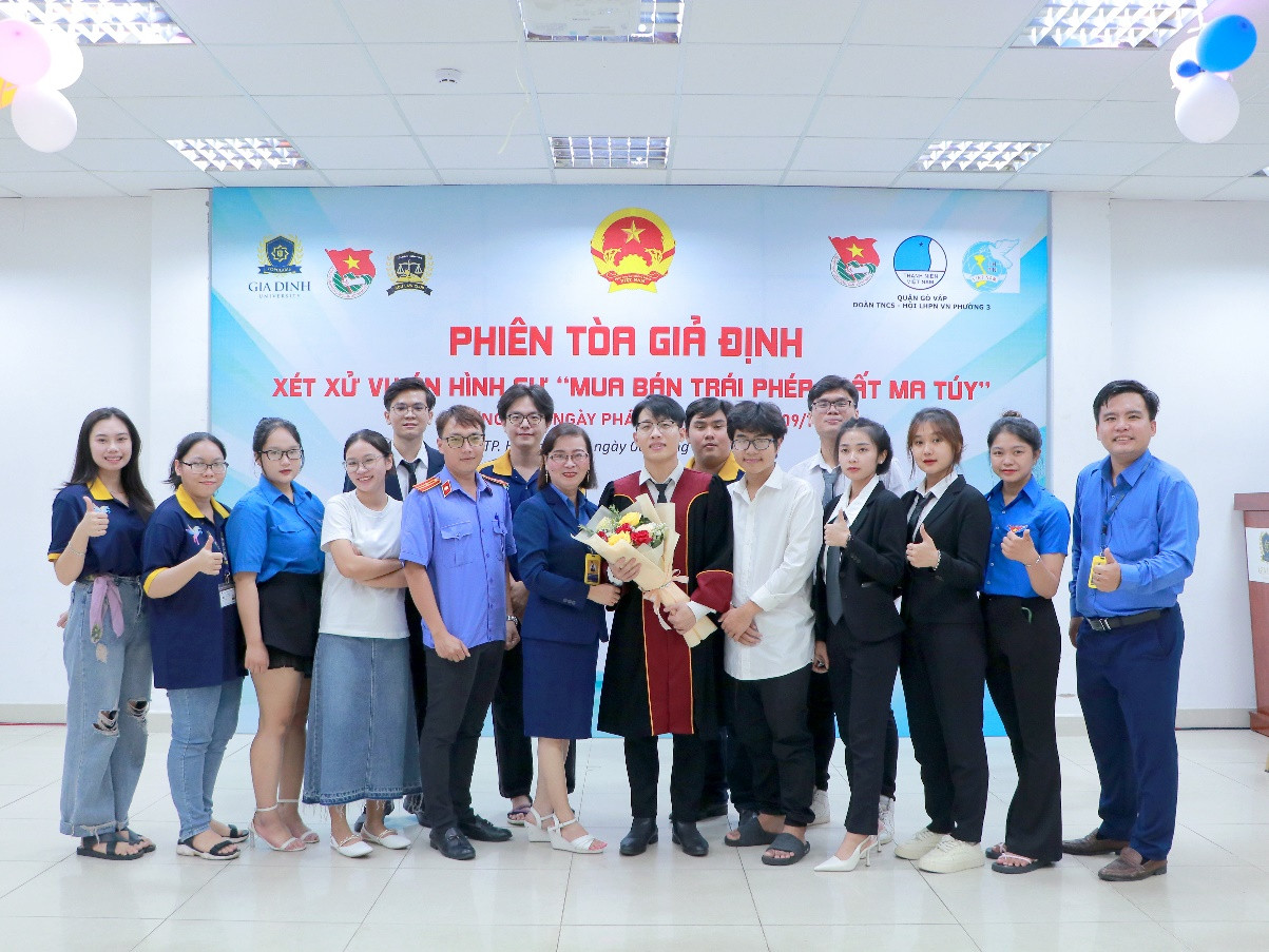 Phiên tòa giả định là hoạt động được tổ chức cho sinh viên ngành Luật. Ảnh: Quốc Lê