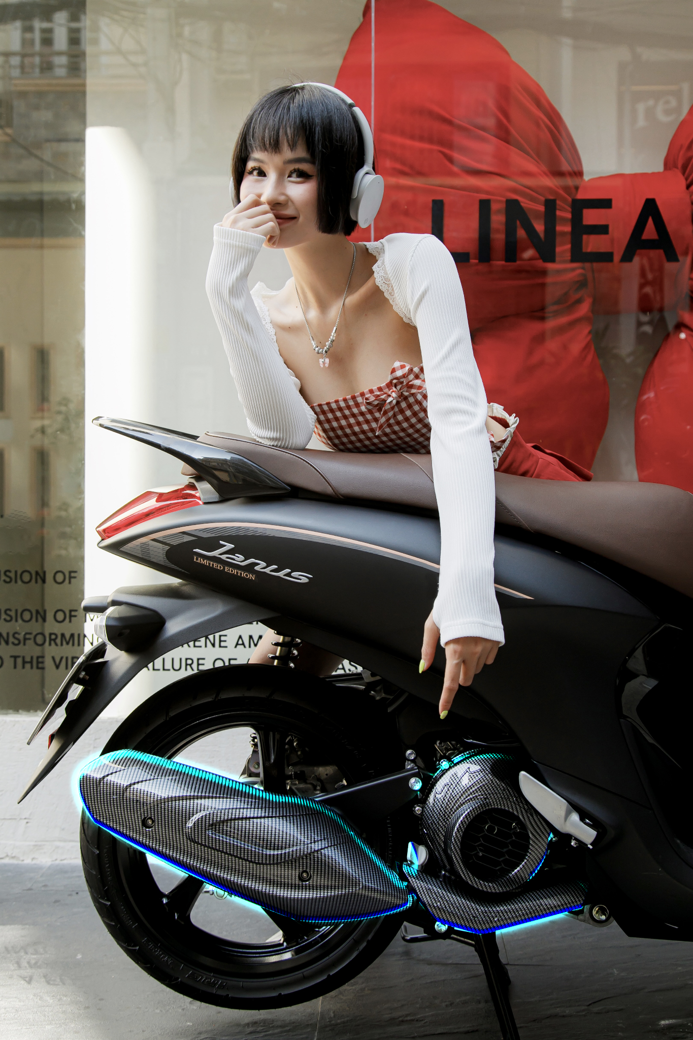 Kết hợp với các phụ kiện trang sức nhỏ để tạo điểm nhấn cho outfit