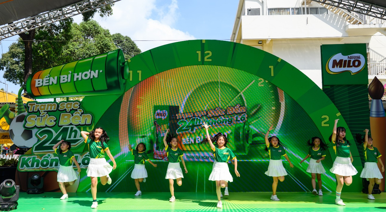 Màn trình diễn sôi động của các bé trên nền nhạc Năng Động Việt Nam