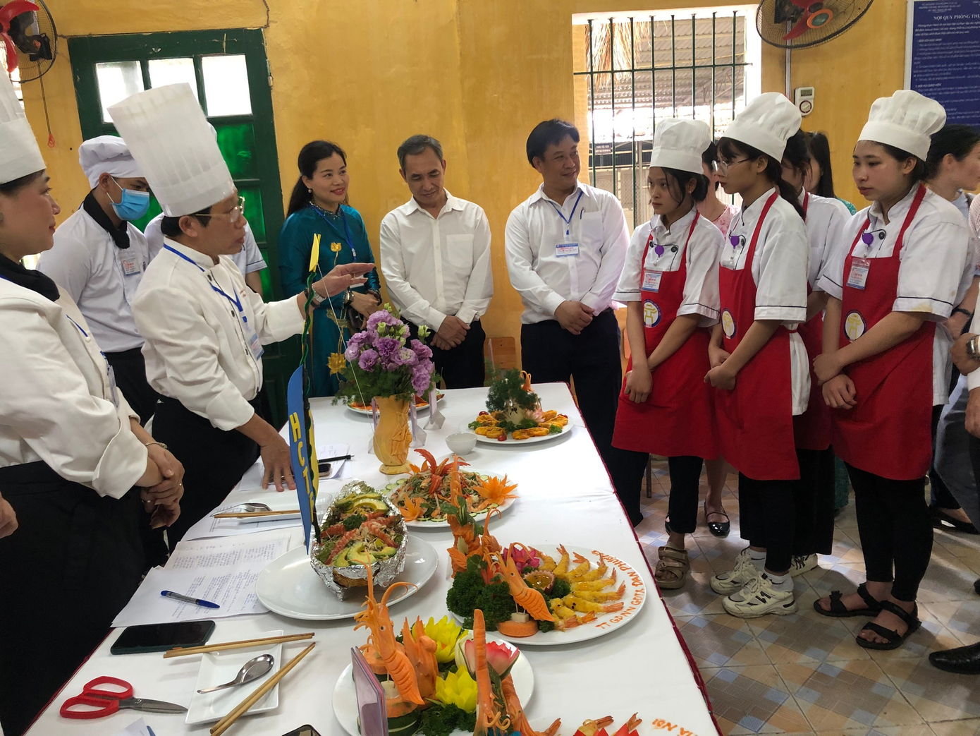 Các đồng chí lãnh đạo đi kiểm tra các học viên thi nghề Kỹ thuật chế biến món ăn.