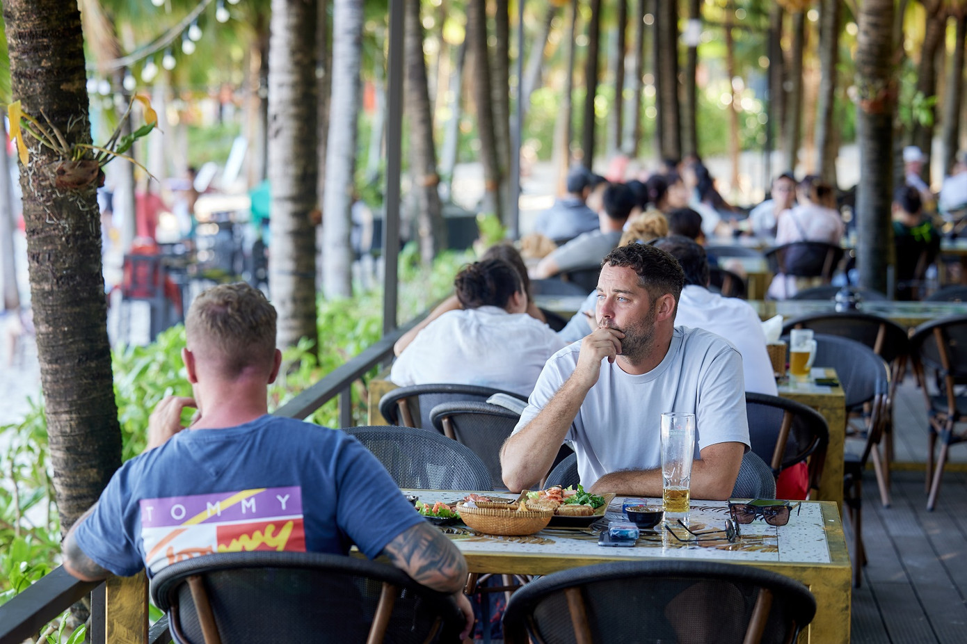 Du khách quốc tế dùng bữa tại nhà hàng bên Bãi Kem, Phú Quốc